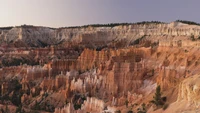 Impresionantes formaciones geológicas del Parque Nacional Bryce Canyon al anochecer