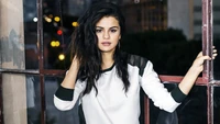 Selena Gomez: Urban Elegance and Confidence