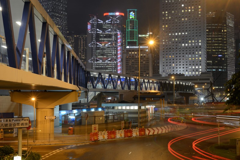 Ночной вид на городскую улицу с мостом и поездом (гонконг, hong kong, метрополия, город, городская территория)