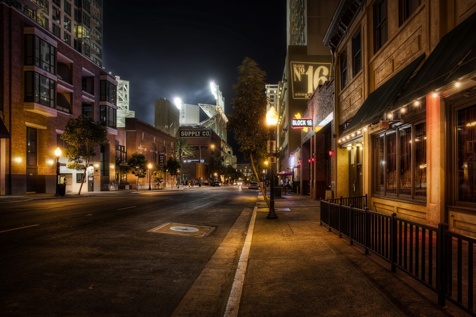 Descargar fondo de pantalla calle, camino, noche, área urbana, pueblo