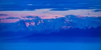 Chaîne de montagnes azur sous un ciel nuageux