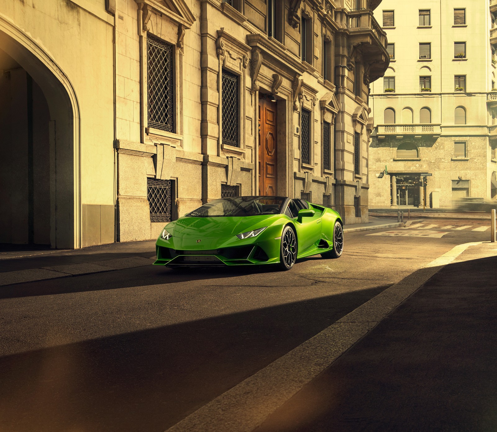 Un primer plano de un coche deportivo verde estacionado en una calle de la ciudad (lamborghini huracan evo spyder, 2020, coches, fondo de pantalla 4k)