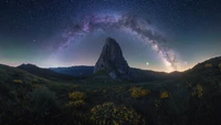 Majestuosa montaña bajo un cielo estrellado